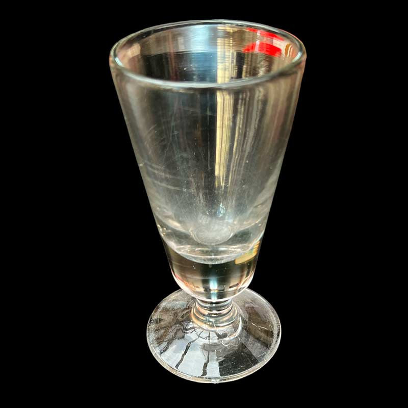 Ancien grand verre à absinthe forme classique, verre de bistro esprit retro. Ancien grand verre à absinthe forme classique, verre de bistro esprit retro.