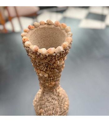 Vase à long col à décor de coquillages appliqués, vintage vraisemblablement des années 60' ou antérieures.