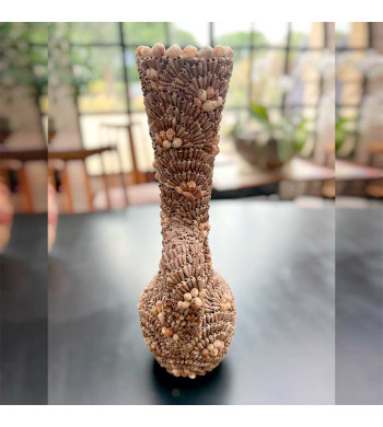 Vase à long col à décor de coquillages appliqués, vintage vraisemblablement des années 60' ou antérieures.