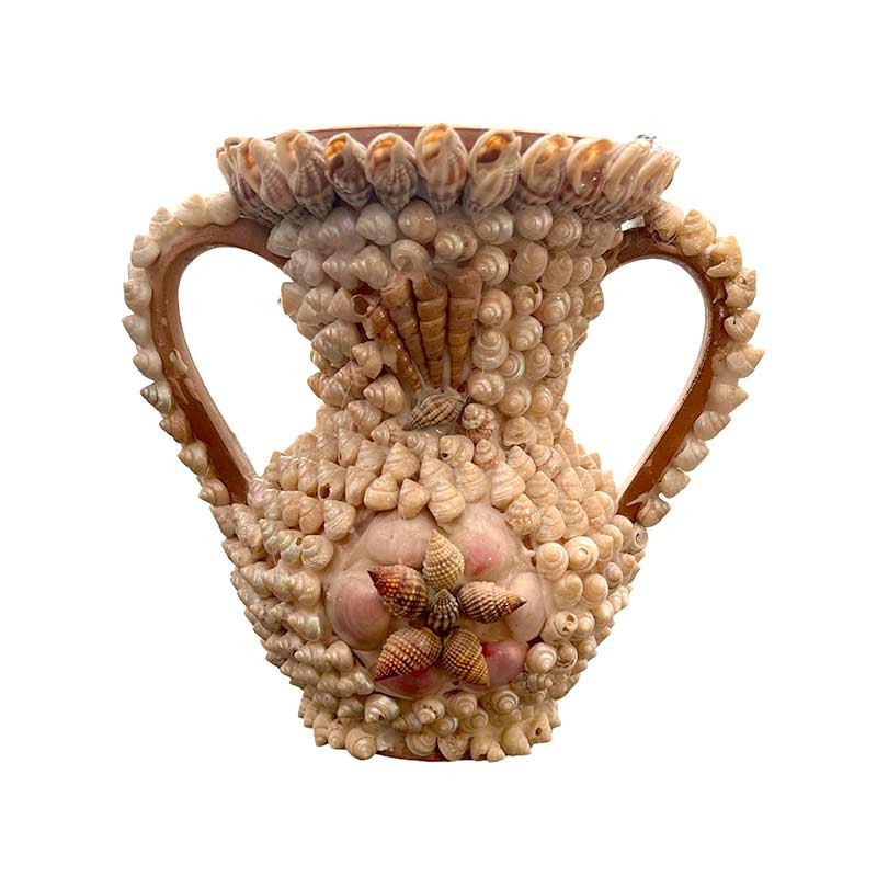 Vase à deux anses à décor de coquillages appliqués, vintage vraisemblablement des années 60' ou antérieures. Vase à deux anses à décor de coquillages appliqués, vintage vraisemblablement des années 60' ou antérieures.