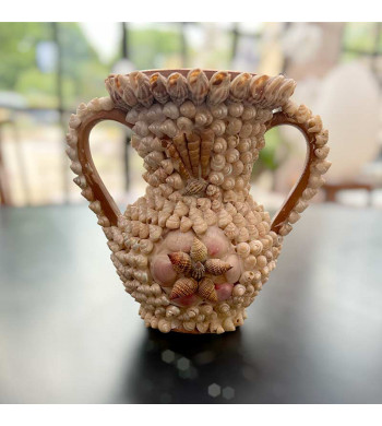 Vase à deux anses à décor de coquillages appliqués, vintage vraisemblablement des années 60' ou antérieures.