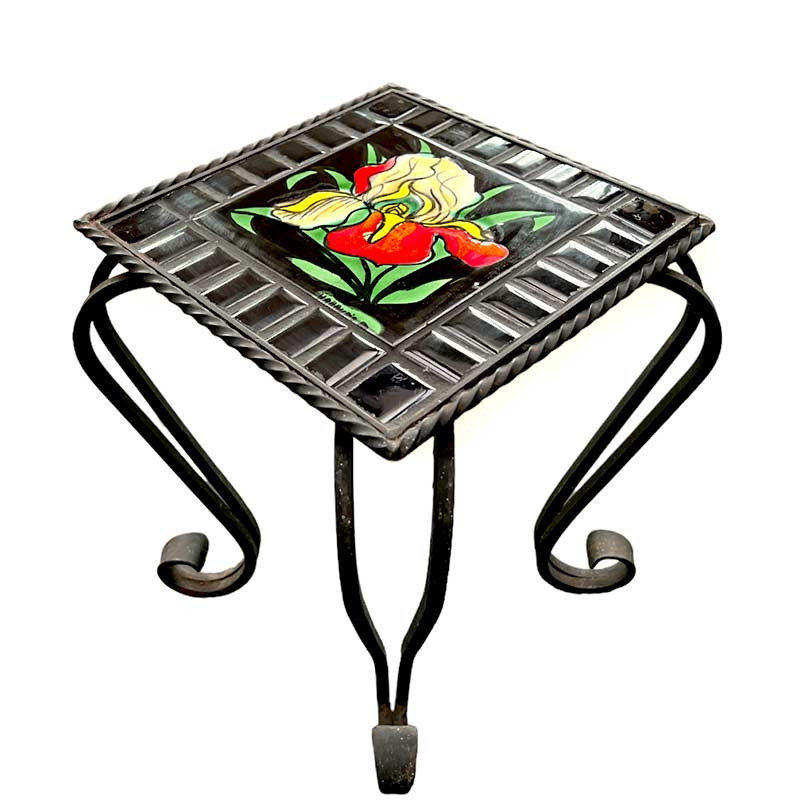 Table à décor floral en faïence de Vallauris sur cadre fer forgé années 60' Table à décor floral en faïence de Vallauris sur cadre fer forgé années 60'