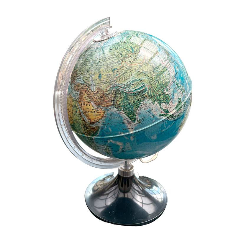 Petit globe terrestre vintage antérieur à la chute de l'URSS (1991)