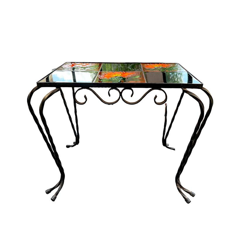 Table à décor floral de dahlias oranges en faïence de Vallauris sur cadre fer forgé des années 60' Table à décor floral de dahlias oranges en faïence de Vallauris sur cadre fer forgé des années 60'