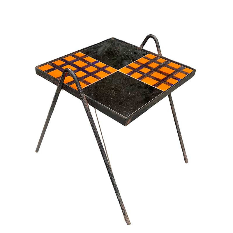 Petite table d’appoint en céramique orange et noire sur cadre en fer forgé années 50 Petite table d’appoint en céramique orange et noire sur cadre en fer forgé années 50
