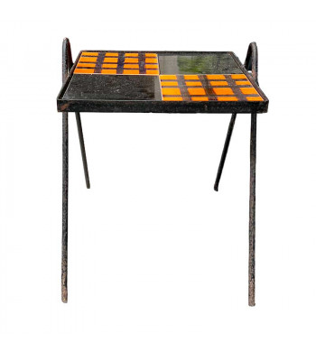 Petite table d’appoint en céramique orange et noire sur cadre en fer forgé années 50