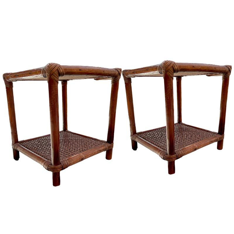 Paire de petites tables d'appoint ou de chevet en rotin tressé de couleur brun foncé fin des années 70'.